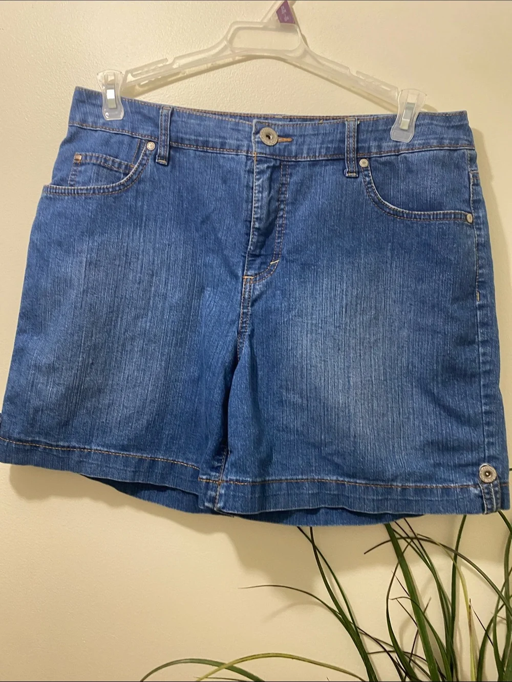 Bandolino Midwash Blue Denim Shorts